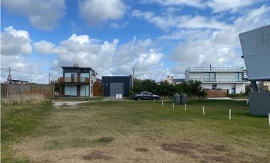 Lote en La Caleta frente al mar