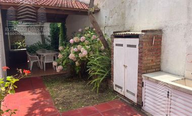 Hermoso duplex c/quincho y espacio vehicular.