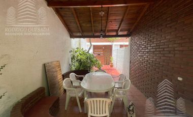 Hermoso duplex c/quincho y espacio vehicular.