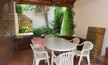 Hermoso duplex c/quincho y espacio vehicular.