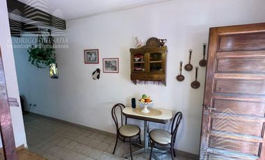 Hermoso duplex c/quincho y espacio vehicular.