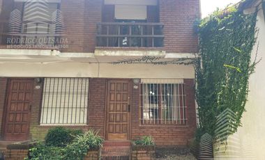 Hermoso duplex c/quincho y espacio vehicular.