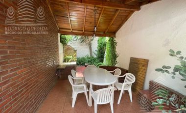 Hermoso duplex c/quincho y espacio vehicular.