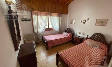 Hermoso duplex c/quincho y espacio vehicular.