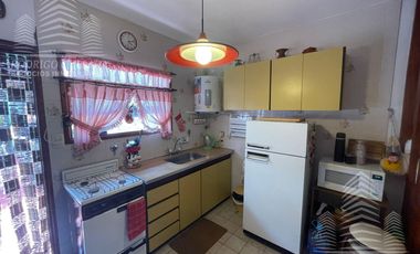 Hermoso duplex c/quincho y espacio vehicular.