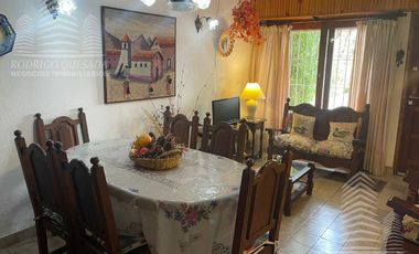 Hermoso duplex c/quincho y espacio vehicular.