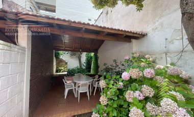 Hermoso duplex c/quincho y espacio vehicular.