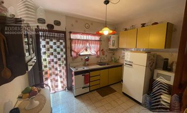 Hermoso duplex c/quincho y espacio vehicular.