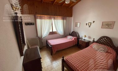 Hermoso duplex c/quincho y espacio vehicular.