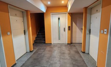 Departamento monoambiente con cochera descubierta