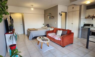 Departamento monoambiente con cochera descubierta