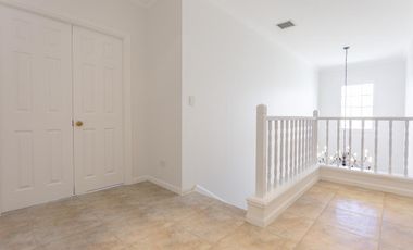 Casa en alquiller 4 dormitorios  en Barrancas del Lago - Nordelta.