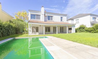 Casa en alquiller 4 dormitorios  en Barrancas del Lago - Nordelta.