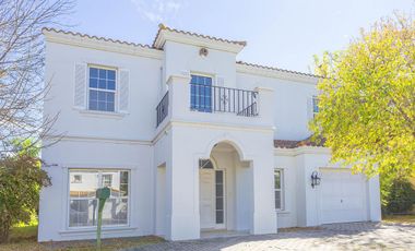 Casa en alquiller 4 dormitorios  en Barrancas del Lago - Nordelta.