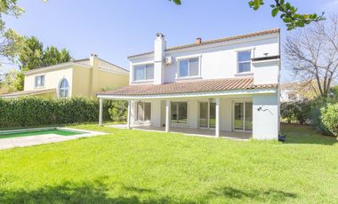 Casa en alquiller 4 dormitorios  en Barrancas del Lago - Nordelta.