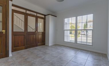 Casa en alquiller 4 dormitorios  en Barrancas del Lago - Nordelta.