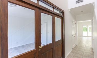 Casa en alquiller 4 dormitorios  en Barrancas del Lago - Nordelta.