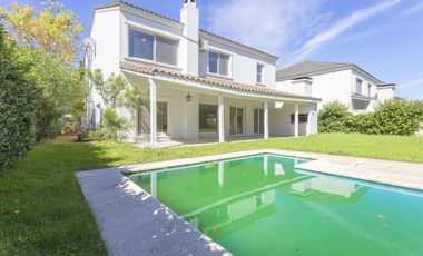 Casa en alquiller 4 dormitorios  en Barrancas del Lago - Nordelta.