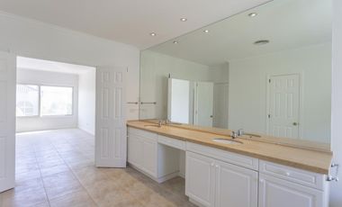 Casa en alquiller 4 dormitorios  en Barrancas del Lago - Nordelta.