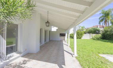 Casa en alquiller 4 dormitorios  en Barrancas del Lago - Nordelta.