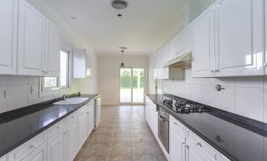 Casa en alquiller 4 dormitorios  en Barrancas del Lago - Nordelta.