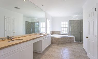 Casa en alquiller 4 dormitorios  en Barrancas del Lago - Nordelta.