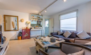 Departamento triplex, frente al club CASI, con 2 terrazas propias, parrilla y 2 cocheras. San Isidro