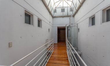 Departamento triplex, frente al club CASI, con 2 terrazas propias, parrilla y 2 cocheras. San Isidro