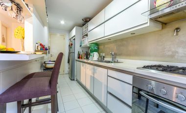 Departamento triplex, frente al club CASI, con 2 terrazas propias, parrilla y 2 cocheras. San Isidro