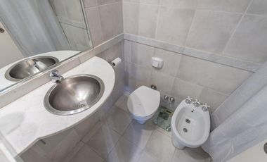 Departamento triplex, frente al club CASI, con 2 terrazas propias, parrilla y 2 cocheras. San Isidro