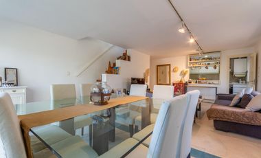 Departamento triplex, frente al club CASI, con 2 terrazas propias, parrilla y 2 cocheras. San Isidro