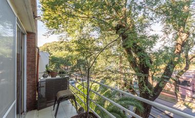 Departamento triplex, frente al club CASI, con 2 terrazas propias, parrilla y 2 cocheras. San Isidro