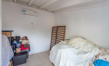 Departamento triplex, frente al club CASI, con 2 terrazas propias, parrilla y 2 cocheras. San Isidro