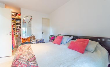 Departamento triplex, frente al club CASI, con 2 terrazas propias, parrilla y 2 cocheras. San Isidro