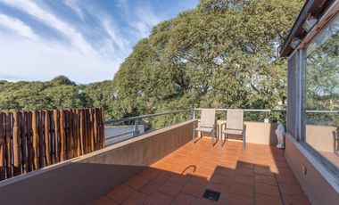 Departamento triplex, frente al club CASI, con 2 terrazas propias, parrilla y 2 cocheras. San Isidro