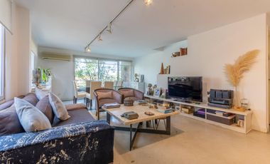 Departamento triplex, frente al club CASI, con 2 terrazas propias, parrilla y 2 cocheras. San Isidro