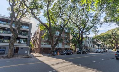 Departamento triplex, frente al club CASI, con 2 terrazas propias, parrilla y 2 cocheras. San Isidro