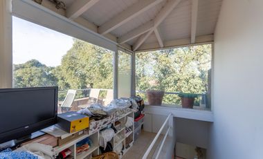 Departamento triplex, frente al club CASI, con 2 terrazas propias, parrilla y 2 cocheras. San Isidro