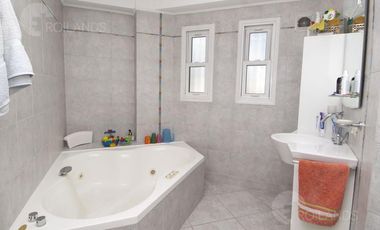 DESLUMBRANTE CASA DE 7 AMBIENTES EN SAAVEDRA