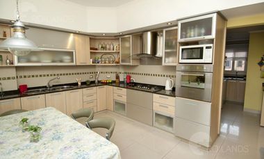 DESLUMBRANTE CASA DE 7 AMBIENTES EN SAAVEDRA