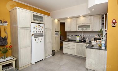 DESLUMBRANTE CASA DE 7 AMBIENTES EN SAAVEDRA