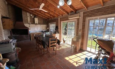 Casa 4 ambientes, pileta y quincho