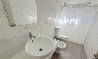 Excelente Propiedad de Moderno Diseño en 2 Plantas con Piscina