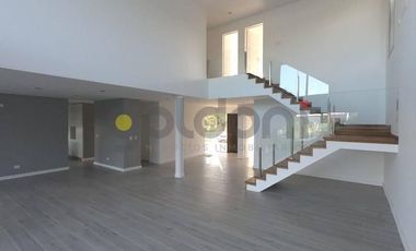 Excelente Propiedad de Moderno Diseño en 2 Plantas con Piscina