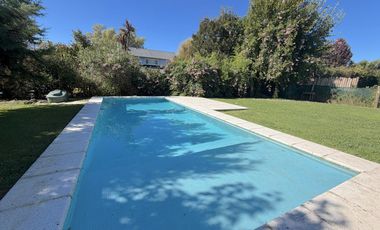 Excelente Propiedad de Moderno Diseño en 2 Plantas con Piscina