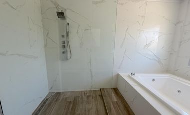 Excelente Propiedad de Moderno Diseño en 2 Plantas con Piscina