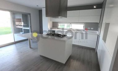 Excelente Propiedad de Moderno Diseño en 2 Plantas con Piscina