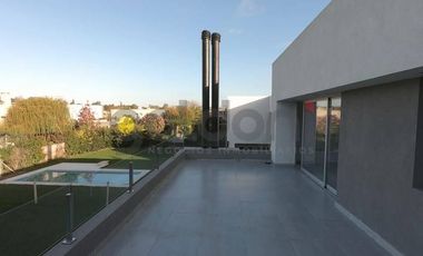 Excelente Propiedad de Moderno Diseño en 2 Plantas con Piscina