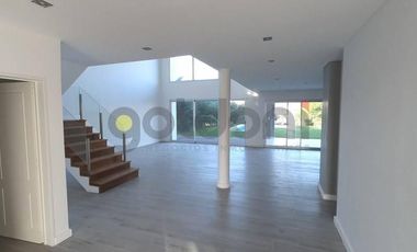 Excelente Propiedad de Moderno Diseño en 2 Plantas con Piscina