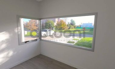 Excelente Propiedad de Moderno Diseño en 2 Plantas con Piscina